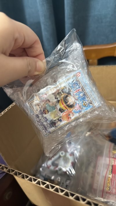 这次买到了mini大头佩罗娜，两年后和童年系列的佩罗娜、库玛西都买到了，而且品相都很好，很开心的购物体验喔