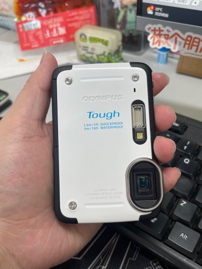 又淘到了一箱CCD，每台都是好的，白色的奥林巴斯基本全新，划痕都没有，熊猫配色也很好看，两个尼康的面包机，也都功能正常。拍照出片。