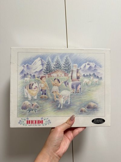 每次积累太多开箱也挺辛苦的，毕竟泡沫都包得太厚了。第一副是阿尔卑斯山的少女的图，彩铅画风很好看。第二是阿拉丁神灯的茉莉公主在飞毯上一幅图。