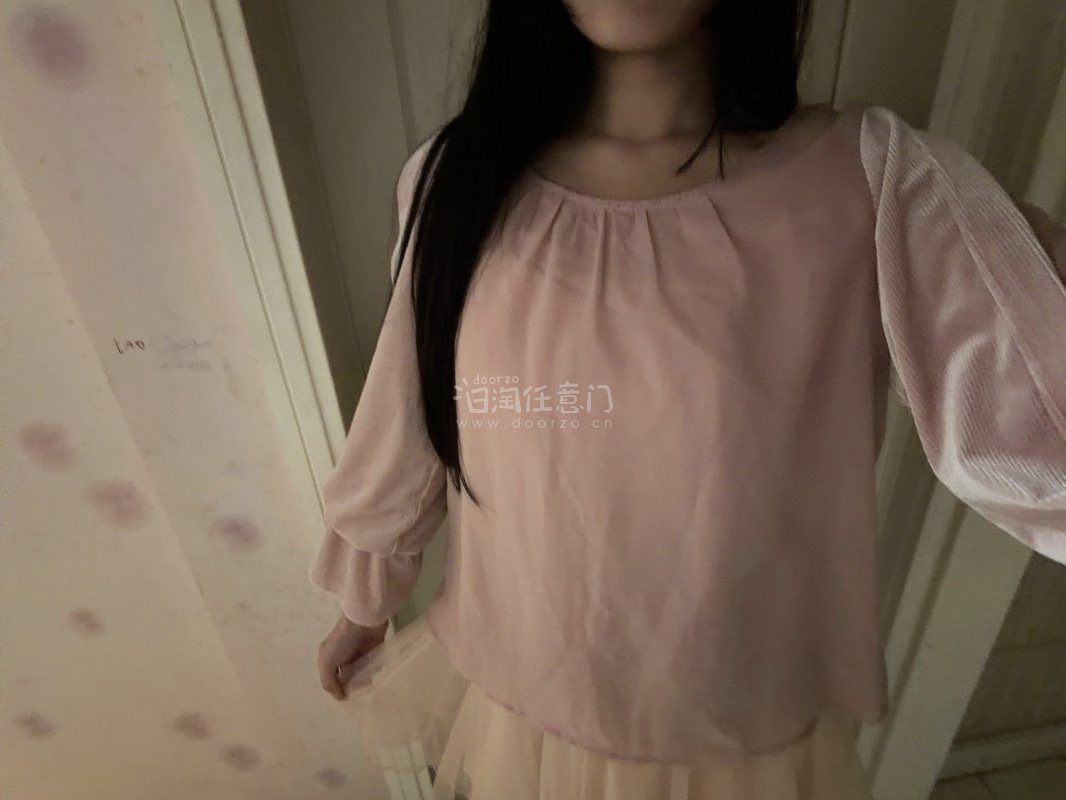 这件粉调上衣的购物体验超治愈～柔糯面料贴身穿好温柔，宽松版型藏肉又显气质，灯笼袖设计还添了几分灵动～搭配纱裙，整套look像把春日柔光穿在身上～从选款时的心动，到收货后的惊喜，每一步都满是愉悦～