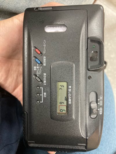 在挖煤姬淘到佳能 tele6 胶片机，体验简直太棒啦！下单时还有些忐忑，怕收到的商品和描述不符，但到手后完全是惊喜。相机的成色和页面介绍的一致，复古的黑色机身质感十足，没有明显的划痕或损坏，外观几乎是崭新的状态。
发货速度特别快，没等多久就收到了包裹。包装也很用心，...