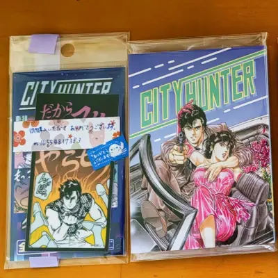 在挖煤姬入的《城市猎人》set太让人惊喜了!便利本和贴纸的图案都是经典场面，清晰又富有质感，情怀直接拉满。最戳心的是卖家手写的可爱留言和精心准备的小赠品，这份用心让简单的购物变成了一次温暖的隔海交流。包装也无比结实，品相完美如新。能这样充满仪式感地收获心爱作品的周边...