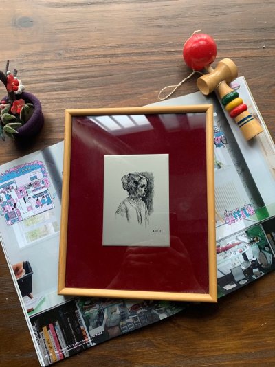 小磯良平彫金版画，个人很喜欢他画的肖像，之前一直犹豫不敢买一些玻璃制品，怕运输中损坏，但耐不住喜欢，收到包裹被保护的很好，玻璃面板也没有磕碰，整体购物体验非常满意。