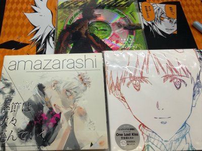 除了Eva的CD其他两个都是bookoff的，状态真的好到惊人，几乎没有使用痕迹。在煤炉淘的one last kiss状态也非常好。总之收到货就是一整个非常惊喜的状态，也是被我淘到好物了