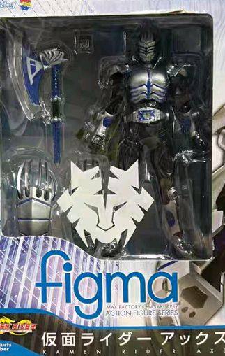 Figma大牙完美展现了“黑暗骑士”的锐利与霸气！整体涂装精湛，标志性的银黑铠甲带有细腻的金属质感，复眼透明度极高。可动性是其强项，能轻松还原剧中挥舞“死亡利爪”的各种迅猛战斗姿态。配件丰富，包括多种造型手、武器以及标志性的契约兽“死亡野虎”，互动玩法多样。关节紧实...