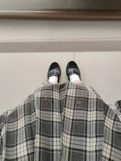 下单没选拍照还有点不安，但看到入库重量就安心了。
到手之后第一反应是包装得很好，箱子特别加固，非常结实，里面还包了很多层气泡纸，再是日本卖家的鞋盒。鞋子内部也包得很好，跟全新没区别
鞋子很漂亮，也很舒适，非常满意