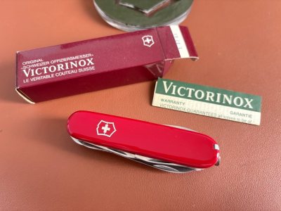 瑞士军刀，维氏老款91mm游骑兵，官方型号1.3763，老款红盒绿说，大V四行弩标根刻，一字轴剪刀，带槽红酒钻，都是老款老货的特征。
最难得是品相特别完美，盒子四角尖尖，贴片仅有轻微运输牛毛纹，反光新，工具嘎嘎新未使用，几十年前的东西，这种品相极其难得。