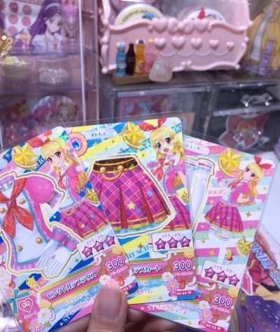 偶活小莓和小葵的入学 收到了两个人二季入学的一整套 状态还可以 卡片实物美美滴超级闪 挖煤姬发货很快 好评～