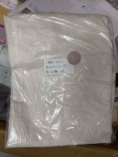 终于收到了！淘到了很漂亮的包包衣服，在煤炉上盯了好久，终于等到一个价格和品相都合适的。卖家标注的是“B级”（有轻微使用感），但收到后我真的惊喜了！所谓的瑕疵可能就是边角有一点点几乎看不见的磨白，整体看起来和新的没两样！配件也都很齐全。感觉真是捡到宝了！走的海运。下单...
