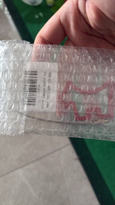 挂件 很不错。正品是第一个的 最主要是买的二手物品 新旧和图片一样。运输路上也没有任何问题 总体来说很满意。