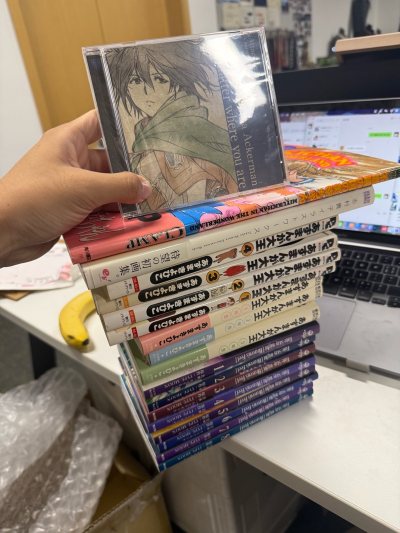 阿兹漫画大王初版是竞拍的，700日元就拿下了，使用痕迹比较多，毕竟是99年出版的，这个价格已经很不错了，其他的也很便宜，mikasa的专辑非常好，太爱了。
