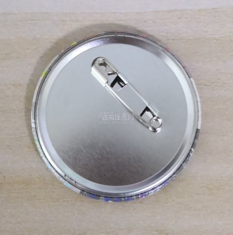 吧唧收到啦，超级惊喜！烟花的图案印刷非常清晰，色彩亮丽，没有色差。徽章材质厚实，背面的别针也很牢固。设计太好看了，是完美的收藏品，会继续支持！