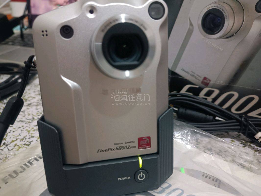 在挖煤姬淘到这款保时捷联名的ccd，真的很惊喜，卖家保存的很好，除了盒子有点点使用痕迹，相机几乎没有什么划痕，很新，非常适合收藏，而且原装的数据线什么的也都是齐全的。价格也很划算，都没有交税，挖煤姬的搜索功能很好用，一搜这个型号就搜到了很多相关的。