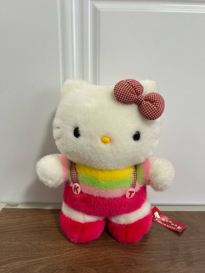 好可爱的背带裤胖胖kitty公仔，毛是老料的，炸开花的那种，抱起来软绵绵的，特别可爱，跟一只小绵羊似的
