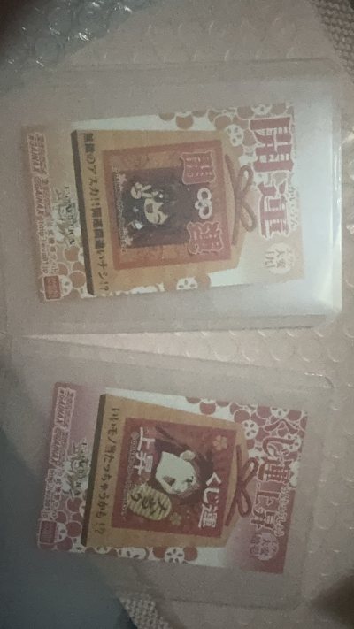 首先是**《イケメンヴァンパイア》的徽章组**，闪粉工艺绝了，柄图细节拉满，25周年的设计质感真的很在线，角色的帅气值直接溢出屏幕，收纳起来都觉得是视觉享受~

然后是这个Q版小人偶，灰发红瞳的搭配穿着带十字纹样的浴衣，还抱着小翅膀配饰，神态超级灵动，摆在收纳架上瞬...