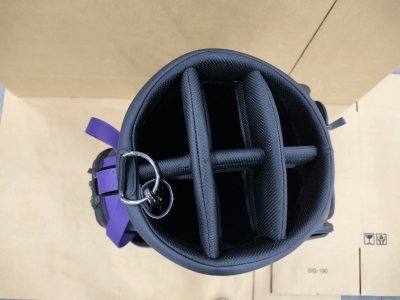 这个球包很满意。值得表扬一下，二次拍照很认真。更好的是。我之前还买过一个白色的1.5万人民币。二次拍照就发现了问题。现在正在处理。我感觉平台还是能维护我们权益的。表扬一下。更值得表扬的是二次拍照，之后的包装也很结实。安全的到达香港。