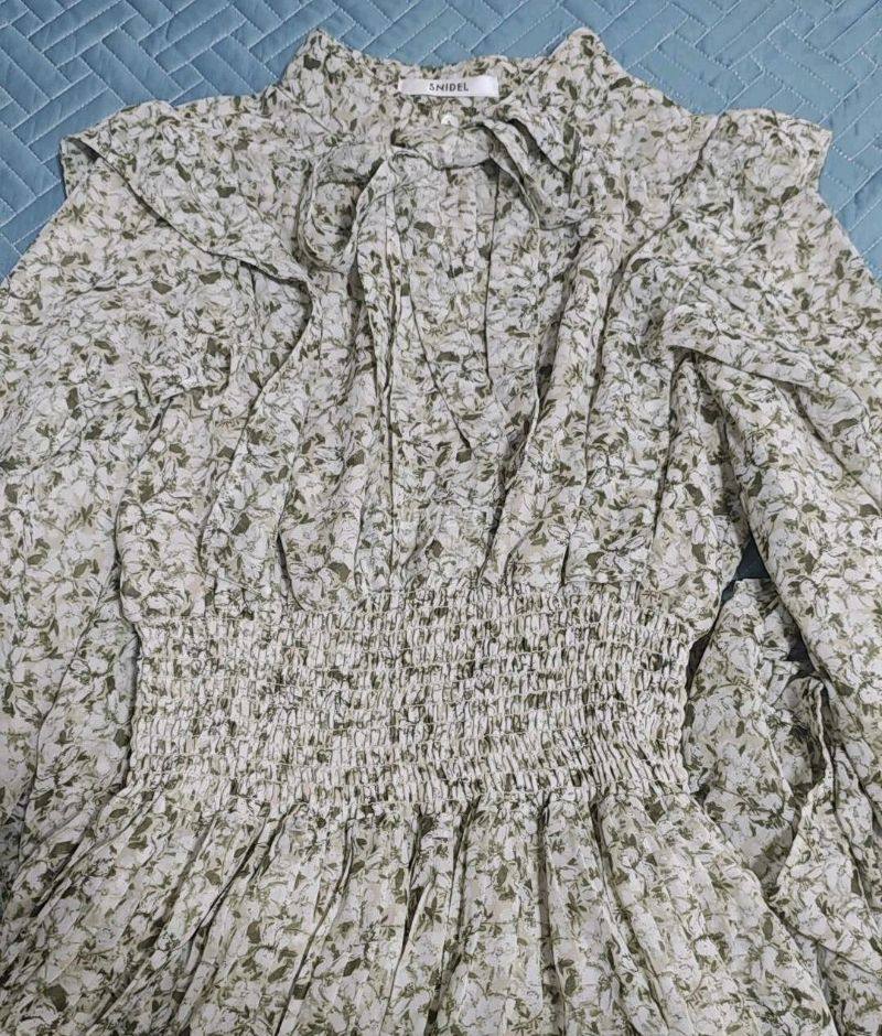 最近迷上了清楚系的衣服 snidel作为清楚系服装著名品牌一直以设计闻名 逛国内二手平台时发现了这条碎花连衣裙 但突然想起snidel非热门款在煤炉上更便宜于是就上挖煤姬 这件snidel到手三百元 比国内买便宜了至少一百多 因为snidel假货很多 于是申请了拍照...