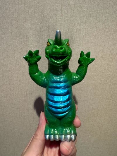 真是绿到心里头的绿龙呀，确实是少见的颜色，价格也很合适，已经收集四个手指头的份啦！任意门真会制造惊喜～～