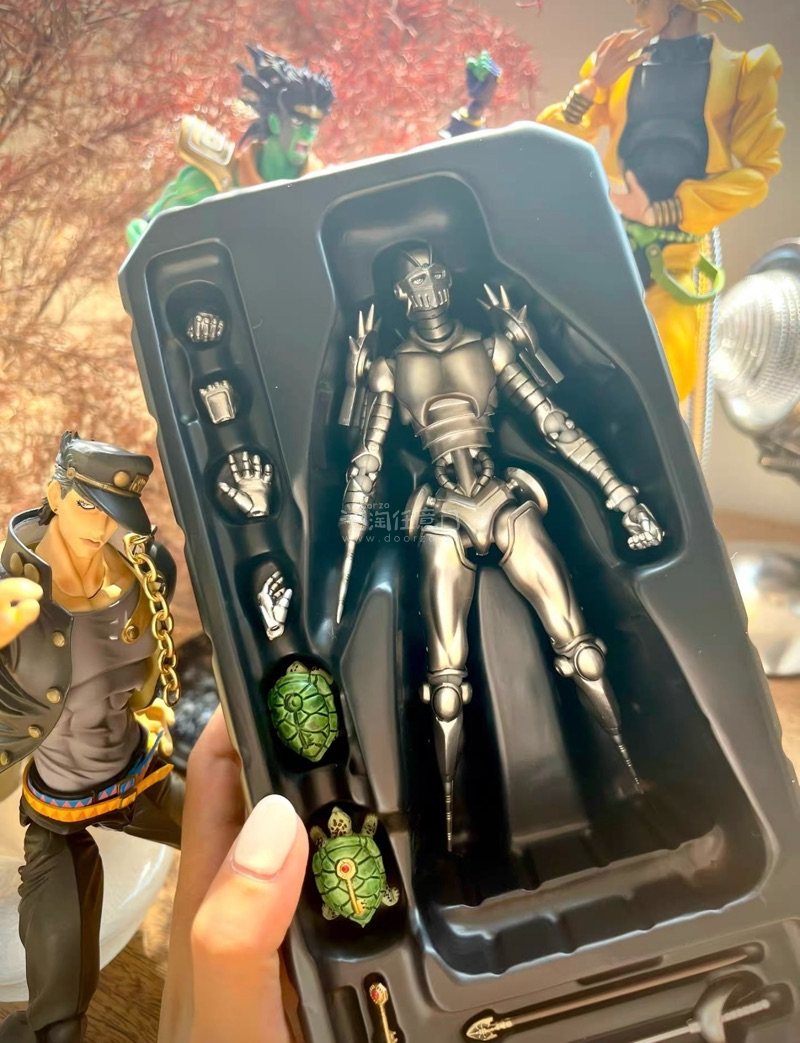 挖煤姬捡漏，这款残疾战车实物让人惊喜！银漆涂装均匀细腻，残损造型还原到位，独臂关节支撑力出乎意料地扎实。配件包含替换脸型和地台，破损盔甲的做旧处理十分细致。挖煤姬的入库拍照让我确认了涂装无瑕疵，加固包装让外盒完好无损。EMS运输16天顺利到手，作为战车的特殊版本收藏...