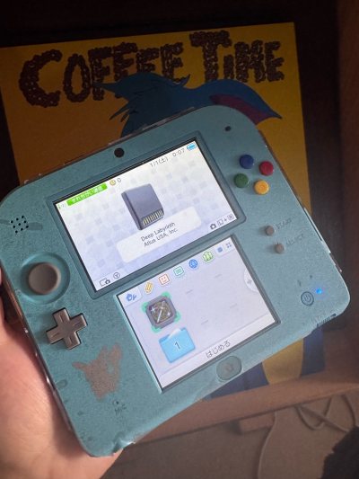 很多次海淘了，最近比较痴迷Nintendo的游戏机，尤其是2ds，本来想买黄透，绿透之类的，可是价格太高了，于是放弃。这款日月的成色一般，但也算满足购物欲了