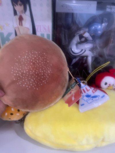   这次买了三个挂件，其中两个零钱包都是在淘宝要一百多元起步的，而且还只有一家在卖，所以马上上挖煤姬搜索了，发现挖煤姬买两个含运费也就一百多，属于是捡漏了好价了，还捡漏到一个我喜欢的玩偶，运费也用了积分特别划算，美美捡漏的一次购物，很喜欢这个牛奶三角盒子小挂件 