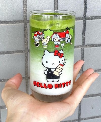人生中最快乐的事是什么？当然是……拆！包！裹！嘿嘿～这次买到了又可爱又特别的养乐多联名kitty中古杯～真的是好可爱呀，正反两面不同的图案，两个颜色all in ～感觉红色更顺眼呢，泡一杯抹茶感觉更好看了～真的很适合夏天拍照！！