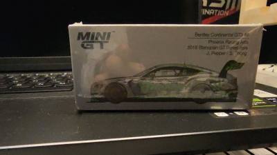 被朋友按头安利MINI GT车模后，我一眼锁定宾利Continental GT3这款~收到包裹就被包装惊到，严实又精致!拆开后车模质感绝了，车身线条和真车几乎一样，绿色涂装鲜亮还带金属光泽，细节狂魔看了狂喜：轮毂上的品牌标识清晰到能反光，就连刹车卡钳都还原得超逼真!...