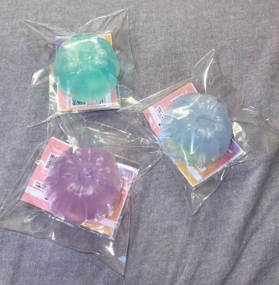 最近入手的几款捏捏简直是解压神器！软萌的青蛙、小鱼造型色彩缤纷，捏起来颗粒感十足超治愈；仿真肉块捏捏手感软糯又逼真；还有透明花朵款，捏下去Q弹回弹超带感。每一款都做工精细，包装也很用心，把玩起来幸福感拉满，堪称治愈系购物首选！