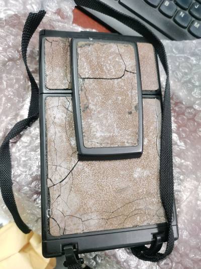 这其中一款SX-70黑机确实够味。折叠设计帅得没话说。手动对焦出片质感十足，色彩浓郁得像是把时光凝固了。带它上街，回头率拉满，很喜欢。