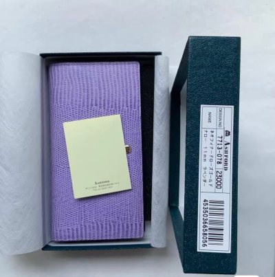 Ashford薰衣草色手帐本好看，而且是A6窄版的，纹路好看，比例也好看。经典绝版的，还非常新，很喜欢。姆明信封是烫金的，非常好看，希望自己能淘到这个烫金图案的便签本。收到的两个胶带也很好看，希望之后都能用起来。