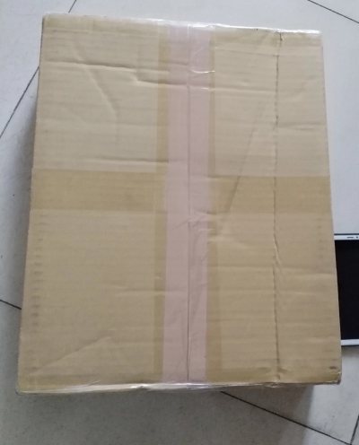 总算到噜，心心念念的一箱衣服，a社衣服版型还是让人放心的，盲买也不会出错，这次非常顺利就到家啦，赶紧上身试试