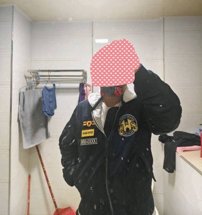 尺码刚刚合身，该减减肥了，瘦了再穿效果会好一点。穿着挺舒服的，就是现在南方气温不是很低，不知道冬天穿防寒效果怎么样。上身效果挺帅的