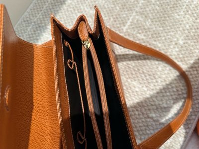 包包整体状态挺好的，就是有一个角有一点小瑕疵，不过可以接受。吸扣设计，很喜欢。颜色很秋冬，也很职业。上班背很合适。