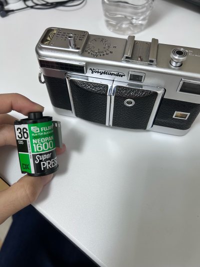 这台福伦达石库门，一直都是我想要买的，但是价格一直很贵，终于在挖煤姬找到了划算，功能好，品相不错的，就立马拿下了，挖煤姬一周不到的时间就送到家了，包装很好，箱子里很多泡沫，保护的很好把相机。