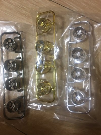 之前错过了一次小径不等宽轮毂的拍卖，有点遗憾，这次买到了。还有这个中径黄色刻字轮胎，也比较少见了，一直需要，这次正好买到了。