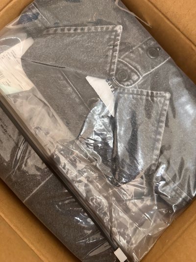 这波只有这一件WTAPS的牛仔衬衣
24SS季 一直想买这件黑色的 一直买不到
这波被我遇到一件全新的 88折券用下来价格也不算贵
3码正合适 面料比想象中厚实 秋天里面搭一件T恤很合适 因为没有合单发货节省不少时间 总体好评