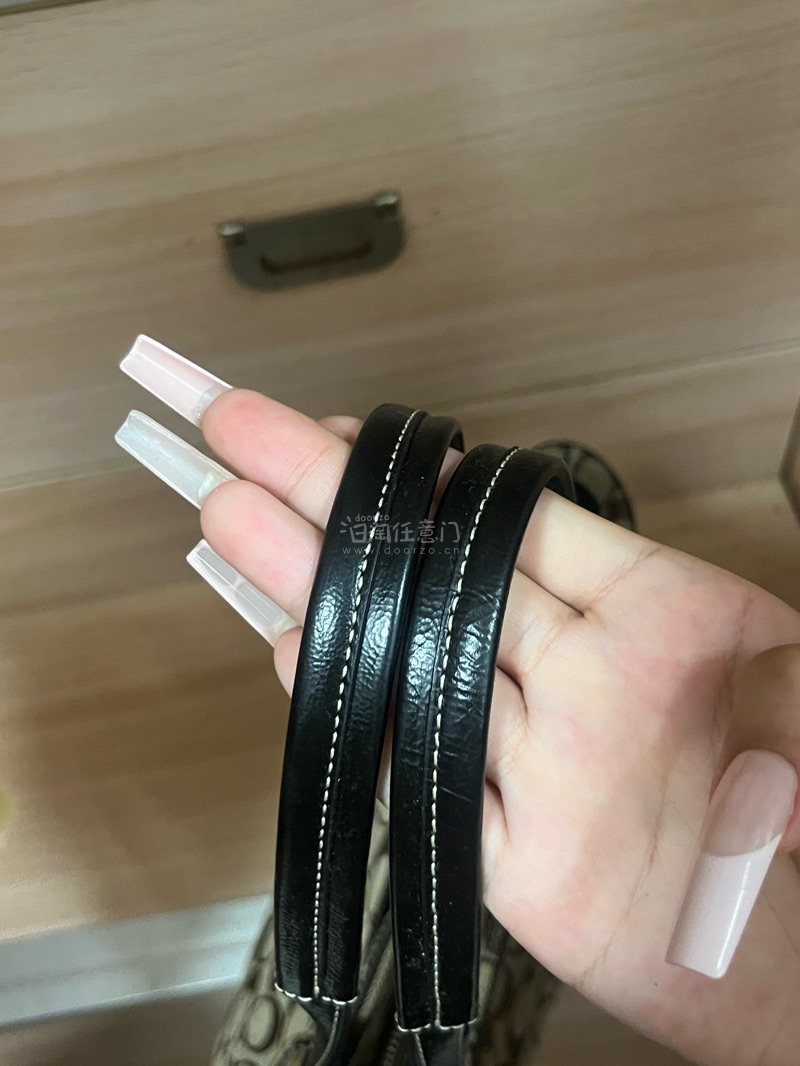 这次的包包一样很新啊啊啊，这款中古coach真的好美，挖煤姬我真的爱你！秋冬特别百搭，成色很好好喜欢！