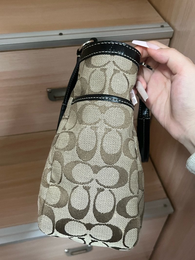 这次的包包一样很新啊啊啊，这款中古coach真的好美，挖煤姬我真的爱你！秋冬特别百搭，成色很好好喜欢！