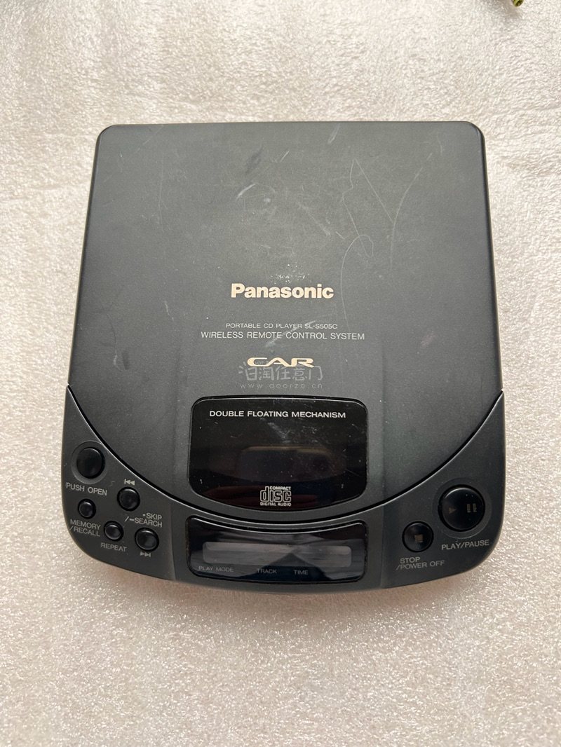 松下S505c 车载版 CD播放器 关联XP505一代机皇，松下早期旗舰机型，18bit机，玩家评价还不错，音染较少，三频均衡，恰到好处，所有功能完好 成色看图片，读碟好，切歌快，不包天下碟，调节音量正常
电池仓干净。