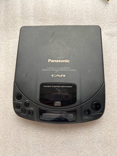 松下S505c 车载版 CD播放器 关联XP505一代机皇，松下早期旗舰机型，18bit机，玩家评价还不错，音染较少，三频均衡，恰到好处，所有功能完好 成色看图片，读碟好，切歌快，不包天下碟，调节音量正常
电池仓干净。