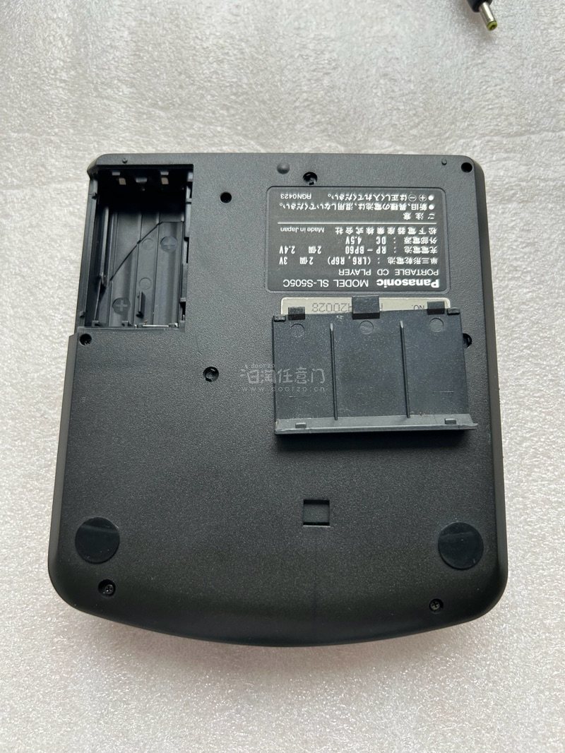 松下S505c 车载版 CD播放器 关联XP505一代机皇，松下早期旗舰机型，18bit机，玩家评价还不错，音染较少，三频均衡，恰到好处，所有功能完好 成色看图片，读碟好，切歌快，不包天下碟，调节音量正常
电池仓干净。