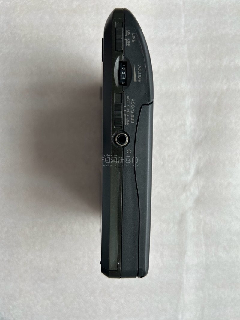 松下S505c 车载版 CD播放器 关联XP505一代机皇，松下早期旗舰机型，18bit机，玩家评价还不错，音染较少，三频均衡，恰到好处，所有功能完好 成色看图片，读碟好，切歌快，不包天下碟，调节音量正常
电池仓干净。