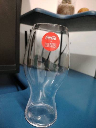 精酿来一杯… 可乐来一杯… 地地道道！
全新未使用，但年代久远还请了解
单支杯子大家应该见过不少，但是这种两个杯子的收藏版可不多见，送礼，自用，收藏都是不错的选择