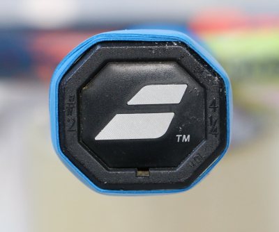 最近入手了Yonex Ezone 100，整体表现非常惊喜！轻巧好上手，适合女生和青少年。击球反馈清晰，打起球来很有自信。适合想要提升水平的球友，推荐给和我一样喜欢高质量击球体验的人。