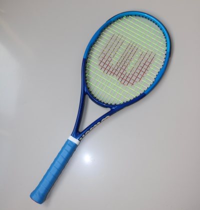 最近入手了Yonex Ezone 100，整体表现非常惊喜！轻巧好上手，适合女生和青少年。击球反馈清晰，打起球来很有自信。适合想要提升水平的球友，推荐给和我一样喜欢高质量击球体验的人。