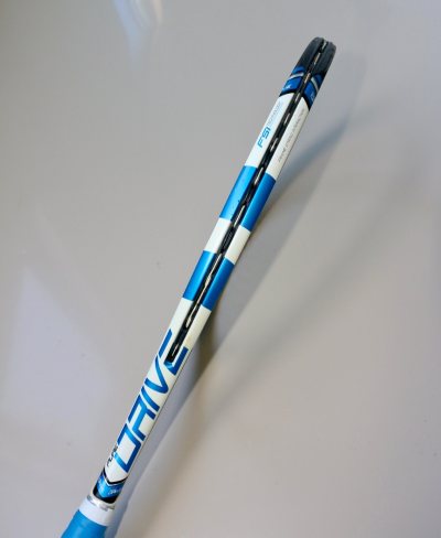 最近入手了Yonex Ezone 100，整体表现非常惊喜！轻巧好上手，适合女生和青少年。击球反馈清晰，打起球来很有自信。适合想要提升水平的球友，推荐给和我一样喜欢高质量击球体验的人。