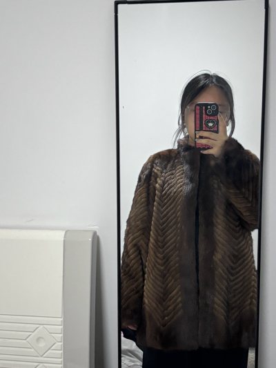 第一件棕色的水貂，这个价格买到我已经很满意了。第二件是卷卷羊毛搭配水貂的款式，目前有没有见过相似的，我觉得也很好看毛质也很好。然后为了凑单买了一个小挂件和一个串珠包，总的来说便宜实惠又买到了喜欢的东西。