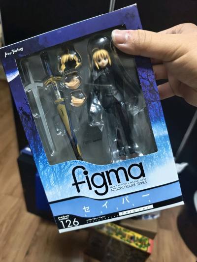 Figma Saber手办堪称可动模型标杆，14cm左右的尺寸兼顾把玩与展示便利性 。造型高度还原原作，盔甲金属涂装细腻且带阴影层次感，脸雕刻画精致，勾线清晰，搭配多组替换手型、面容与武器配件，可玩性拉满 。独创关节紧致顺滑，裙甲、背甲等部件可活动，能轻松摆出经典战...