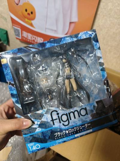 Figma 黑岩射手是可动手办中的经典之作，14cm尺寸兼顾把玩与展示 。造型高度还原原作，凌厉动感的黑发搭配标志性蓝色火焰细节，面雕刻画精准，“三无脸”等表情件堪称灵魂。涂装精致且富有层次感，部分款式披风带光油质感，武器“岩石炮”“黑刃”等配件丰富玩法 。关节顺滑...