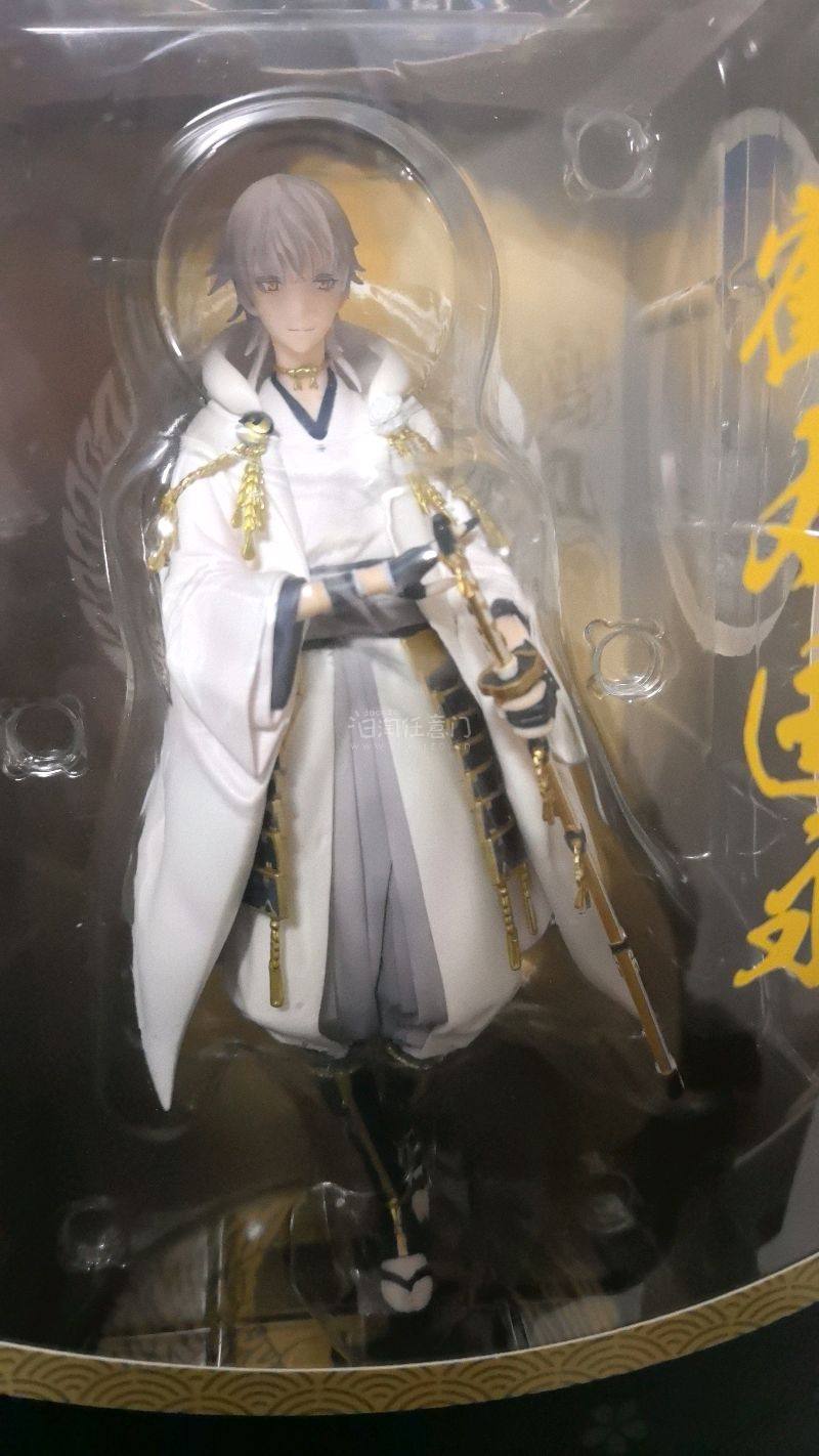 鹤丸国永、三日月宗近、小狐丸一次将本丸三位“重量级”元老接回家的感觉太棒了！每一尊都是匠心之作，摆在一起就是一场视觉盛宴

包裹到手时就被其扎实的分量感动了，卖家用了超多的气泡柱和加固，三个外盒都完美无瑕。怀着虔诚的心情依次开箱，官方的彩盒设计各有特色，鹤丸的纯净、...